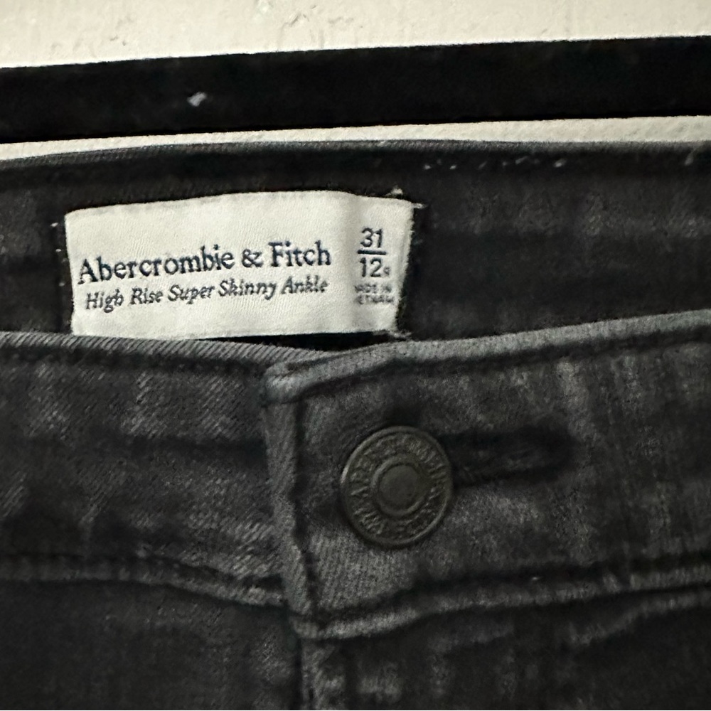 Distressed Jeans - Picture 2 of 6